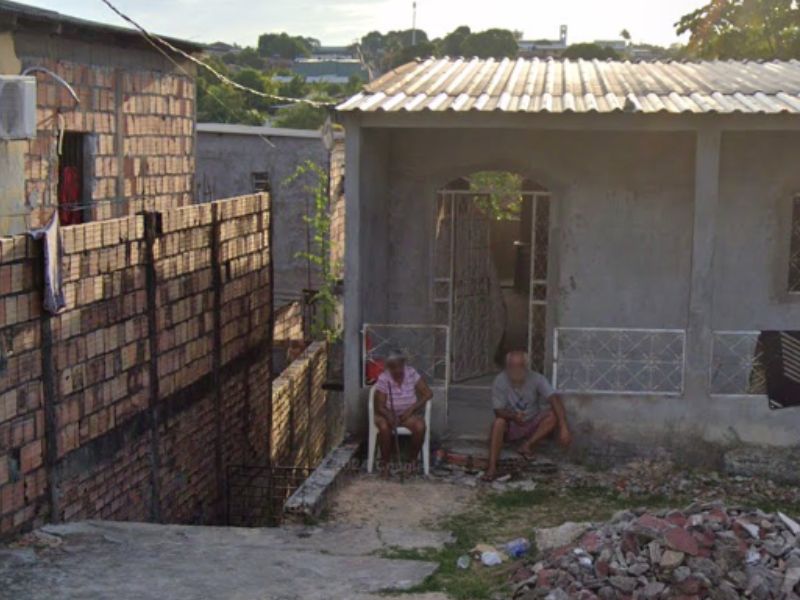 Após noite de gritaria, esposa crava faca no peito do marido e foge no Novo Aleixo