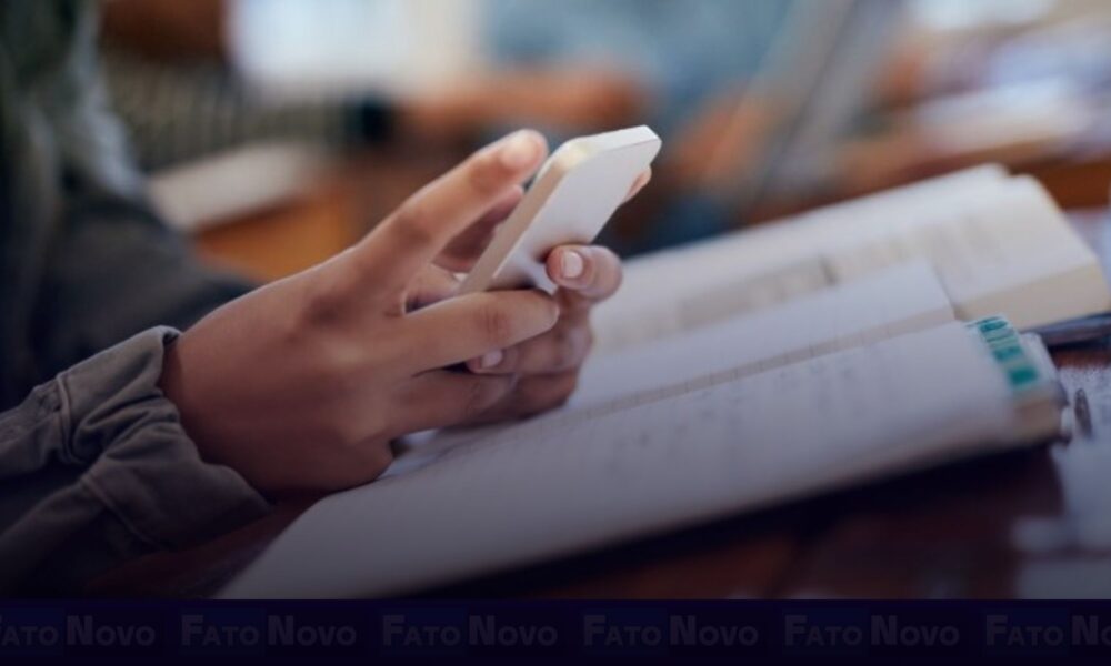 Proibição de celular: escolas focam na formação e no apoio familiar