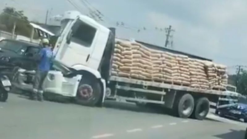 Acidente com dois caminhões e um carro deixa ferido no Distrito Industrial