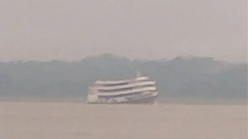 Balsa desgovernada se choca com barco durante chuvas no AM