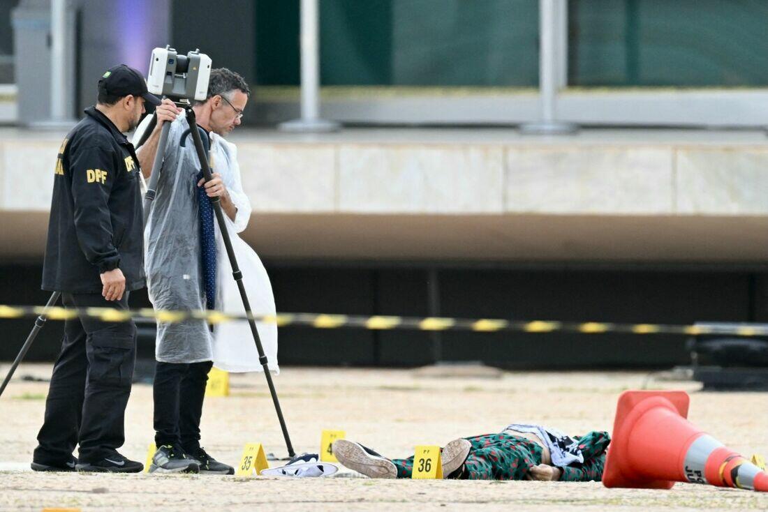 Corpo de autor de ataque em Brasília é retirado da Praça dos Três Poderes