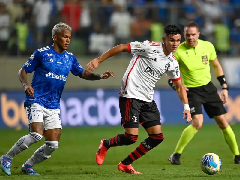 David Luiz marca de falta e Flamengo vence Cruzeiro em BH