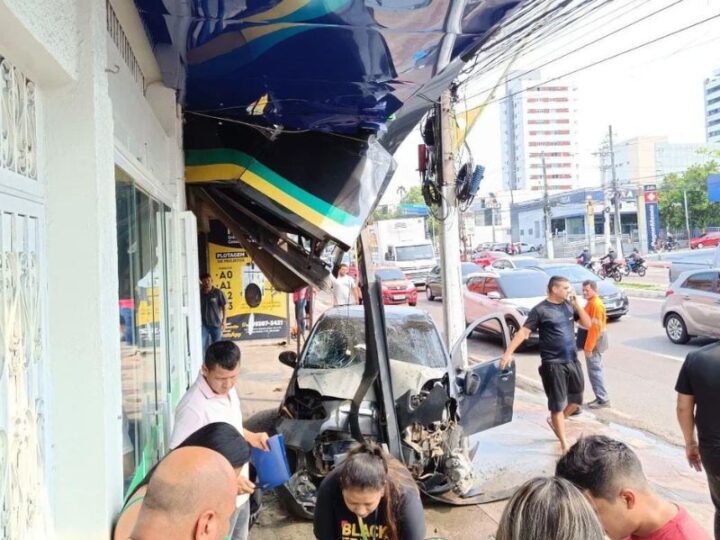 Motorista perde controle de veículo, atropela pedestre e colide com gráfica na Djalma Batista