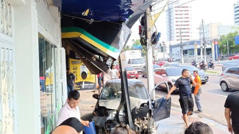 Motorista perde controle de veículo, atropela pedestre e colide com gráfica na Djalma Batista