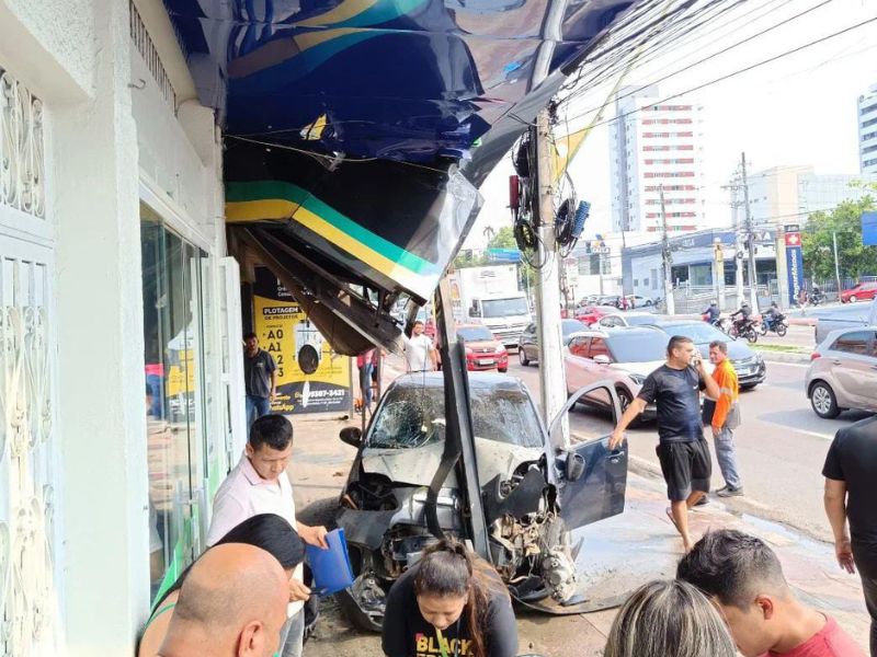 Motorista perde controle de veículo, atropela pedestre e colide com gráfica na Djalma Batista • Portal Tucumã