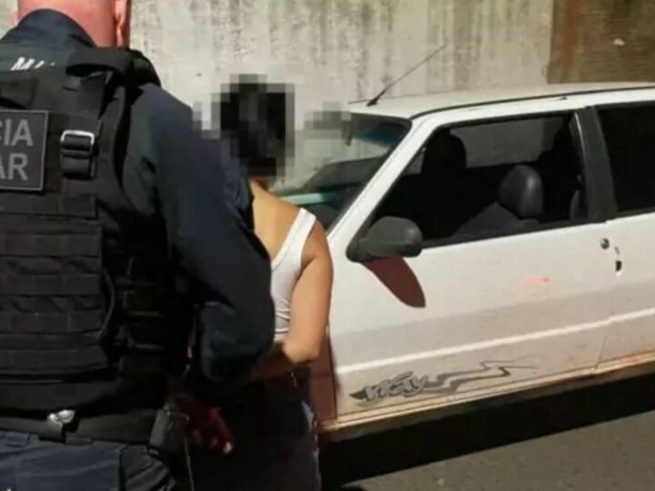 Mulher bêbada se envolve em acidente, xinga policiais e acaba presa no interior de MS