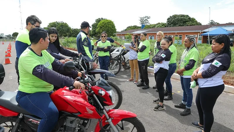 Projeto capacita entregadoras de aplicativo em pilotagem e direção segura de moto