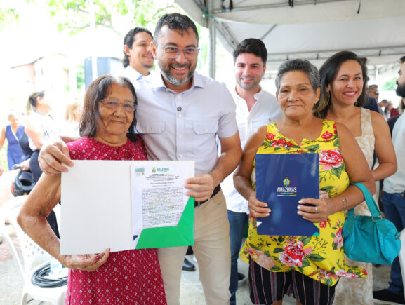 Wilson Lima entrega títulos definitivos para moradores do Residencial Gilberto Mestrinho, alcançando mais de 17 mil imóveis regularizados