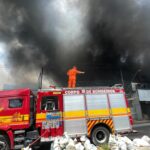 Corpo de Bombeiros combate incêndio de grande proporção em área comercial no Jorge Teixeira