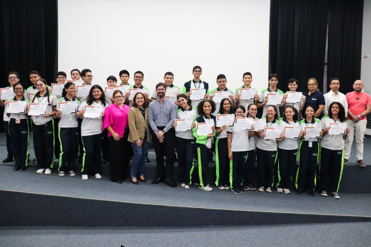 Detran Amazonas entrega 28 certificados do projeto ‘CNH na Escola’