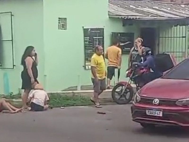 Jovem grávida fica ferida em acidente de moto em Manaus; vídeo