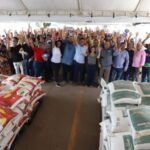 Em Presidente Figueiredo, Sepror atende produtores rurais com entregas de ração para aves e bovídeos