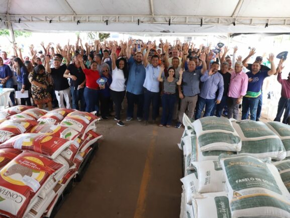 Em Presidente Figueiredo, Sepror atende produtores rurais com entregas de ração para aves e bovídeos