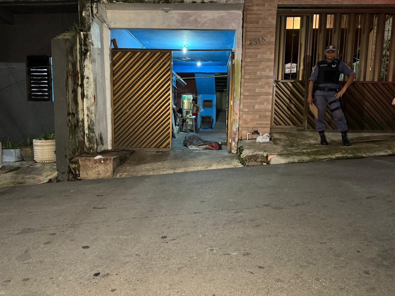 Mulher é executada com tiros na cabeça no portão de casa em Manaus