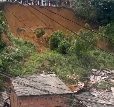 Tragédia em Manaus: Deslizamento de terra deixa família soterrada no bairro Redenção