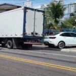 Acidente entre caminhão e carro causa congestionamento em Manaus