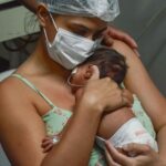 Bebê indígena que passou por transfusão inédita recebe alta no AM