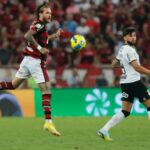 Flamengo enfrenta o Corinthians, de olho na liderança