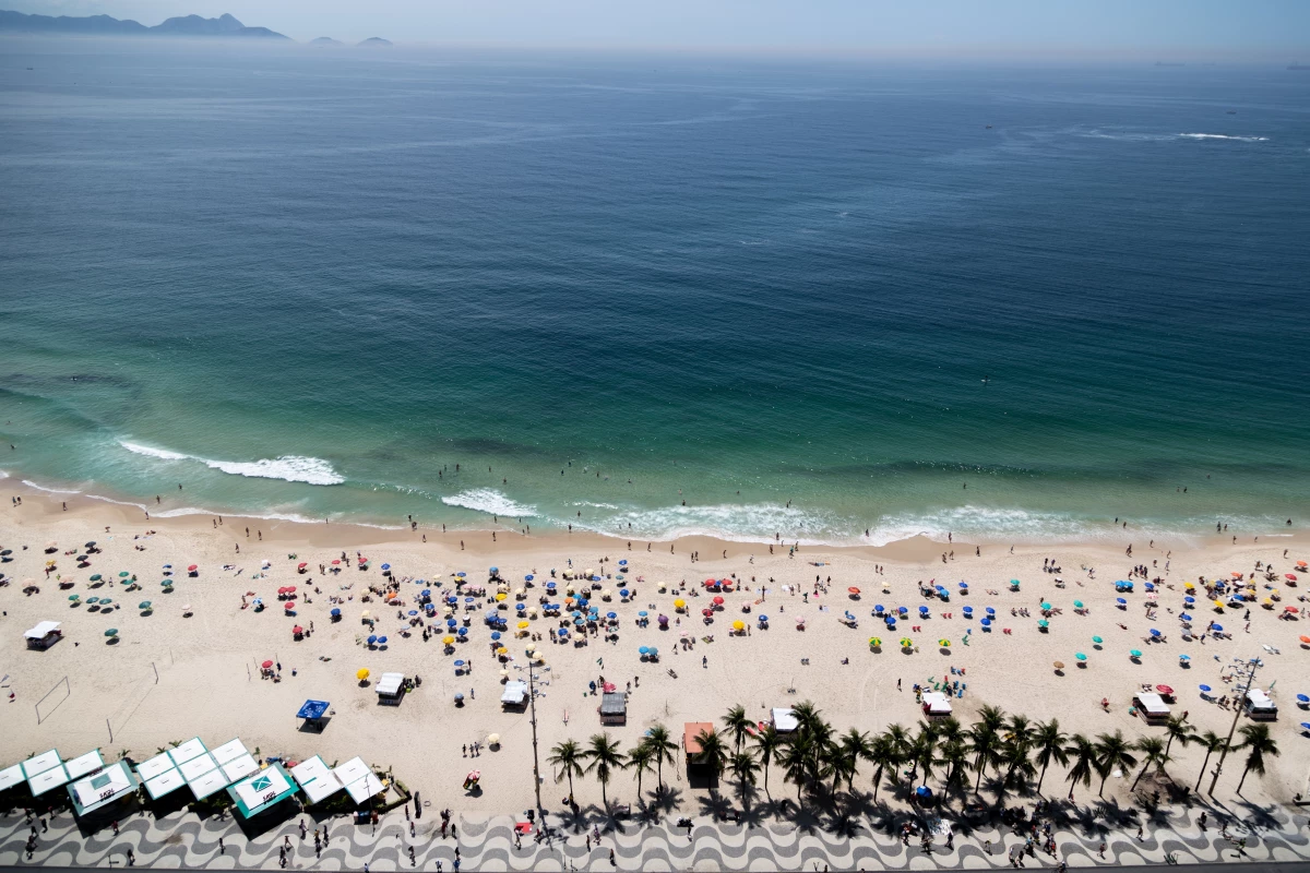 Homem grava cadáver em praia lotada no Rio de Janeiro