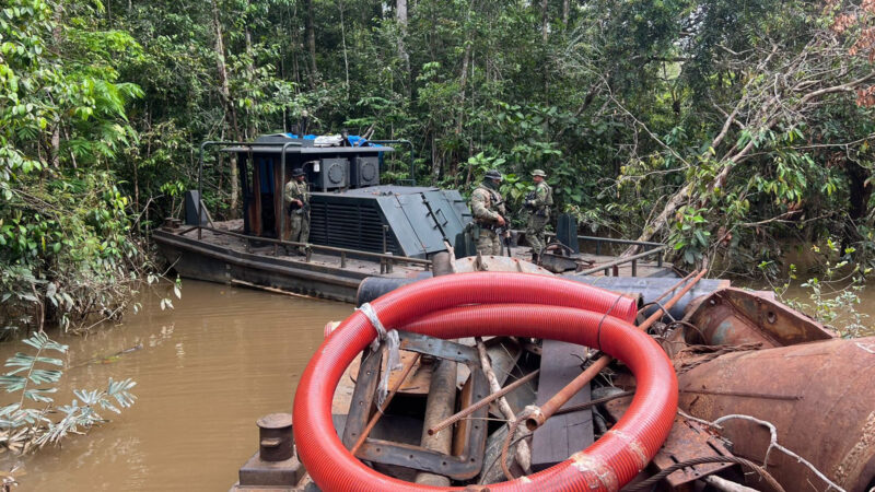 Forças Armadas destroem 10 dragas ilegais de garimpo no Amazonas