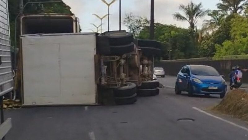 Carreta com ração tomba ao colidir no muro da Base Aérea