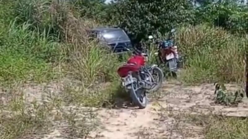 Carro em desmonte é encontrado em mata na estrada do Brasileirinho