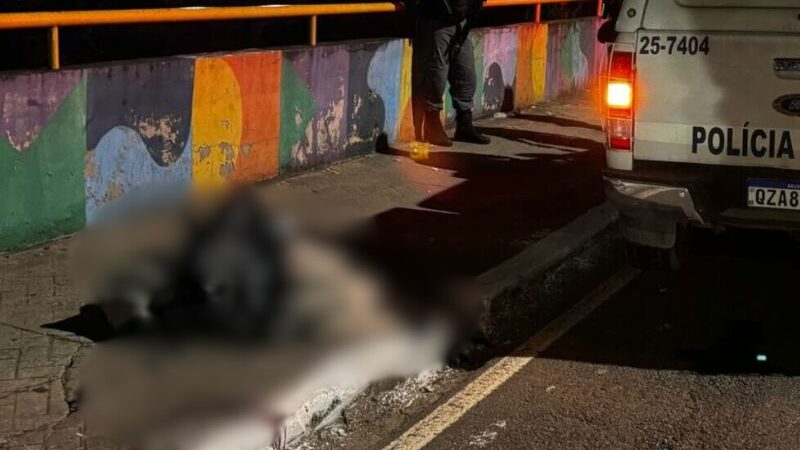 Homem é executado e corpo é deixado em carrinho de mão na avenida Brasil