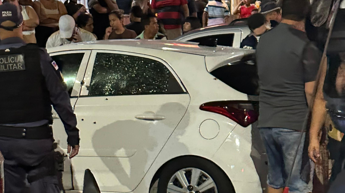 Jovem é morto dentro de carro na frente da namorada em Manaus