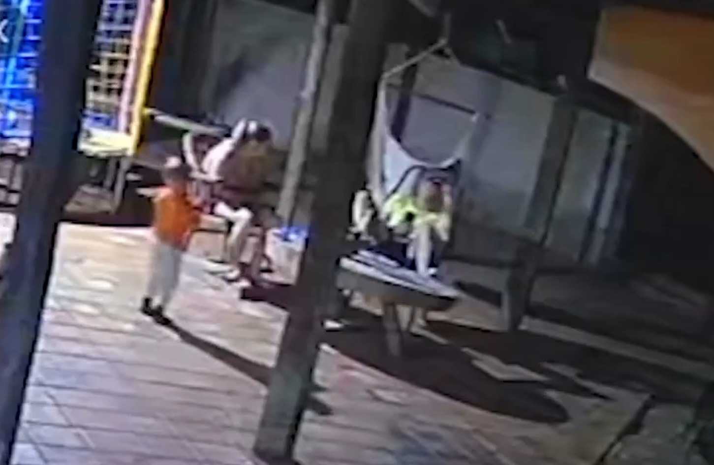 Criança de 2 anos pega arma do pai e mata mãe