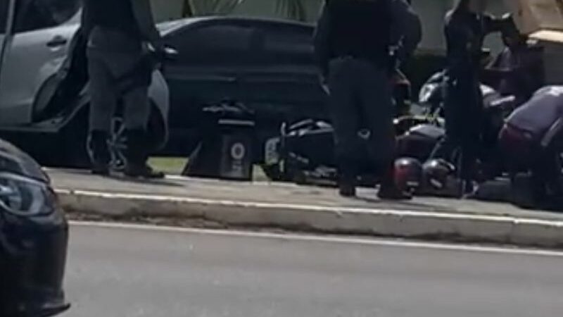 Vídeo mostra motociclista em cima de carro após ser arremessado em Manaus