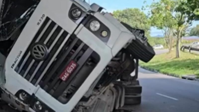 Carreta tomba e interdita avenida de Manaus