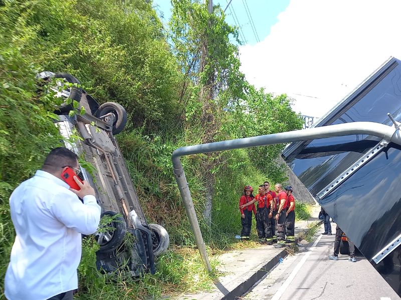 Carro capota e fica na vertical em grave acidente na Avenida das Flores