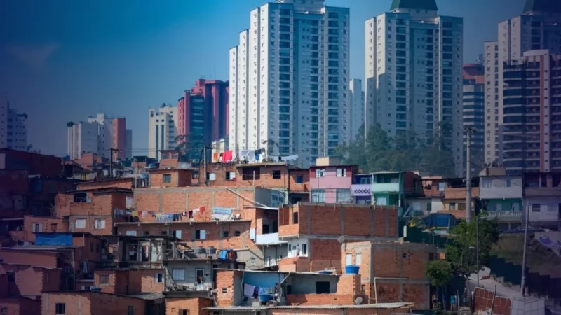 Fortuna dos 1% mais ricos poderia acabar com pobreza global 22 vezes, mostra Oxfam