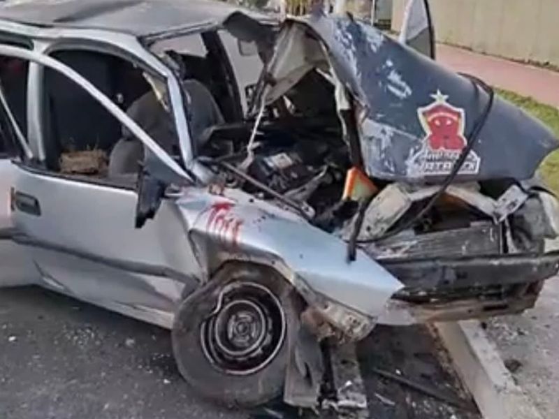 Jovem atravessa o para-brisa em grave acidente na Ponta Negra