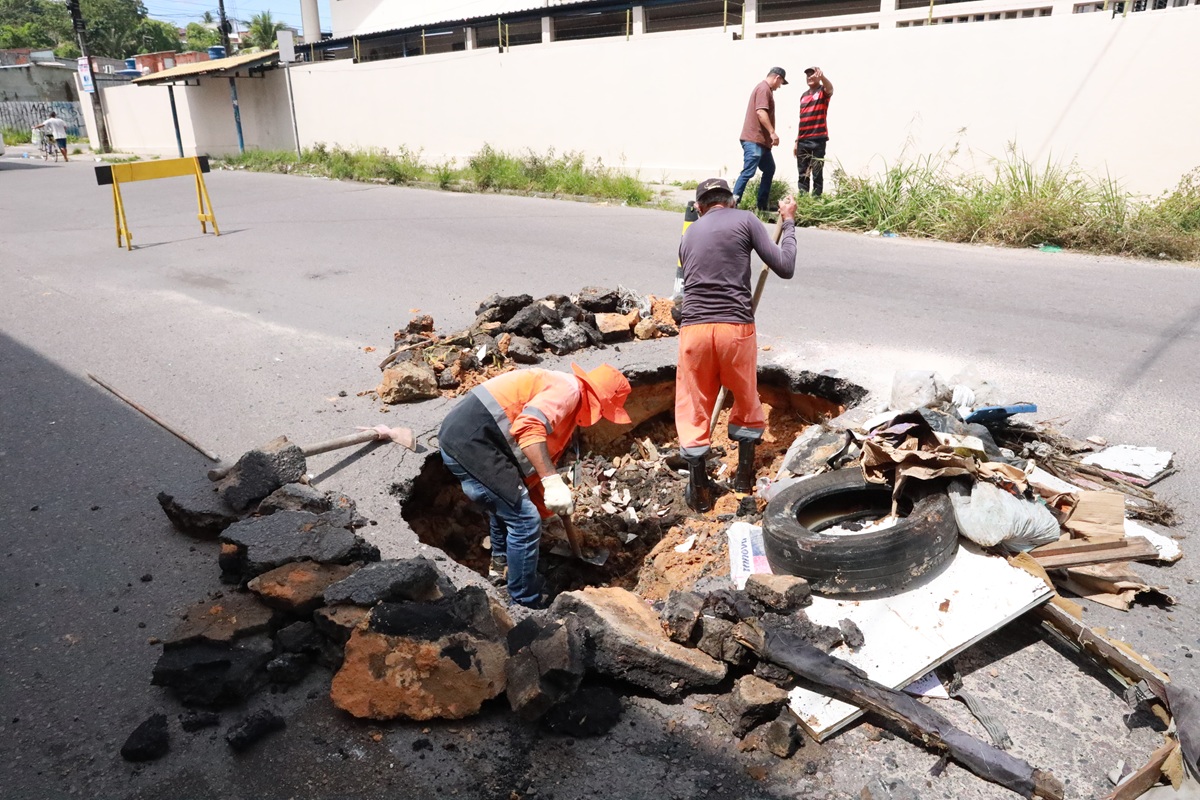 Lixo descartado de forma irregular causa cratera em rua no Nova Cidade