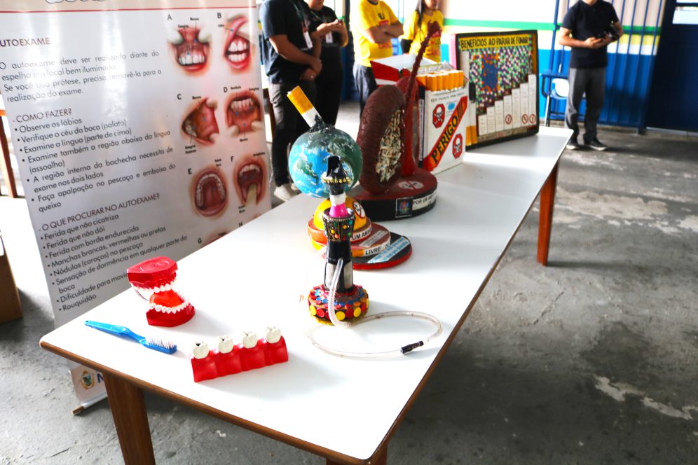 Alunos de escola pública participam de roda de conversa sobre os riscos do cigarro eletrônico