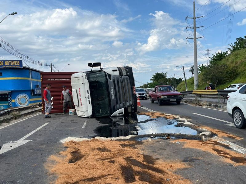 Carreta tomba e deixa trânsito lento na AV. das Torres