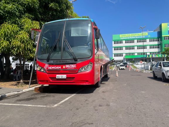 Complexo Hospitalar Sul recebe “Vampirão” do Hemoam para campanha de doação de sangue