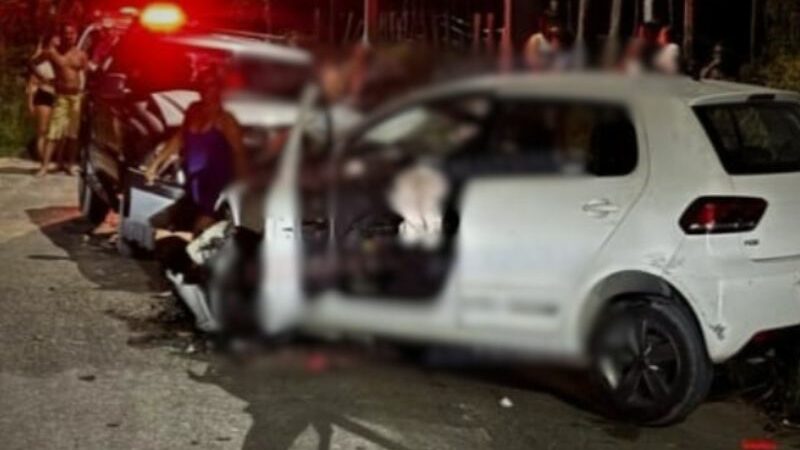 Grave acidente entre caminhonete e carro deixa dois feridos em Manaus