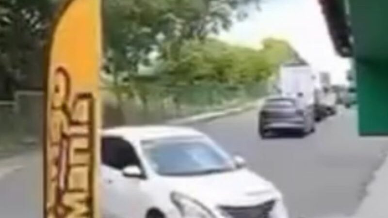 Motociclista é arremessado após avançar cruzamento