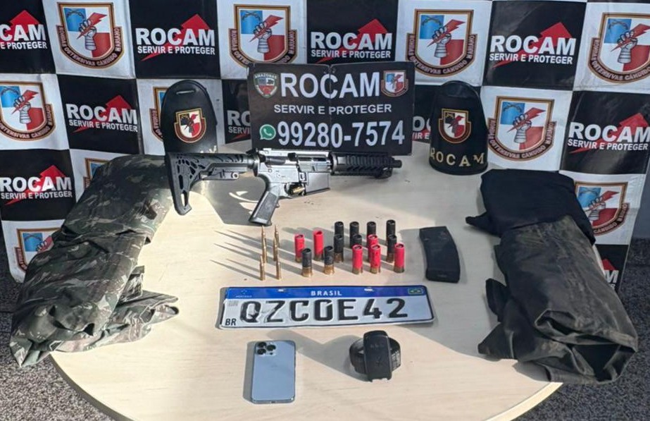 Mulher é presa com fuzil escondido embaixo da cama em Manaus