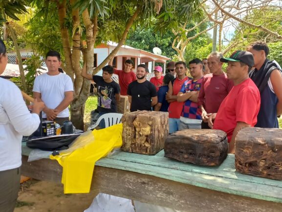 Sema Amazonas atividade seringueira da RDS do Rio Madeira com entrega de 21 kits de trabalho