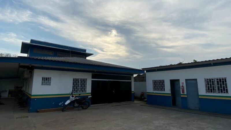 Mulher é presa por abandonar filho de 4 anos