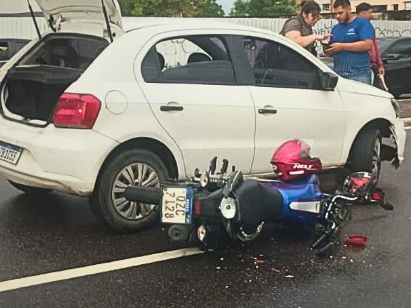 Mulher fica ferida em acidente entre carro e moto na Avenida Ephigênio Salles