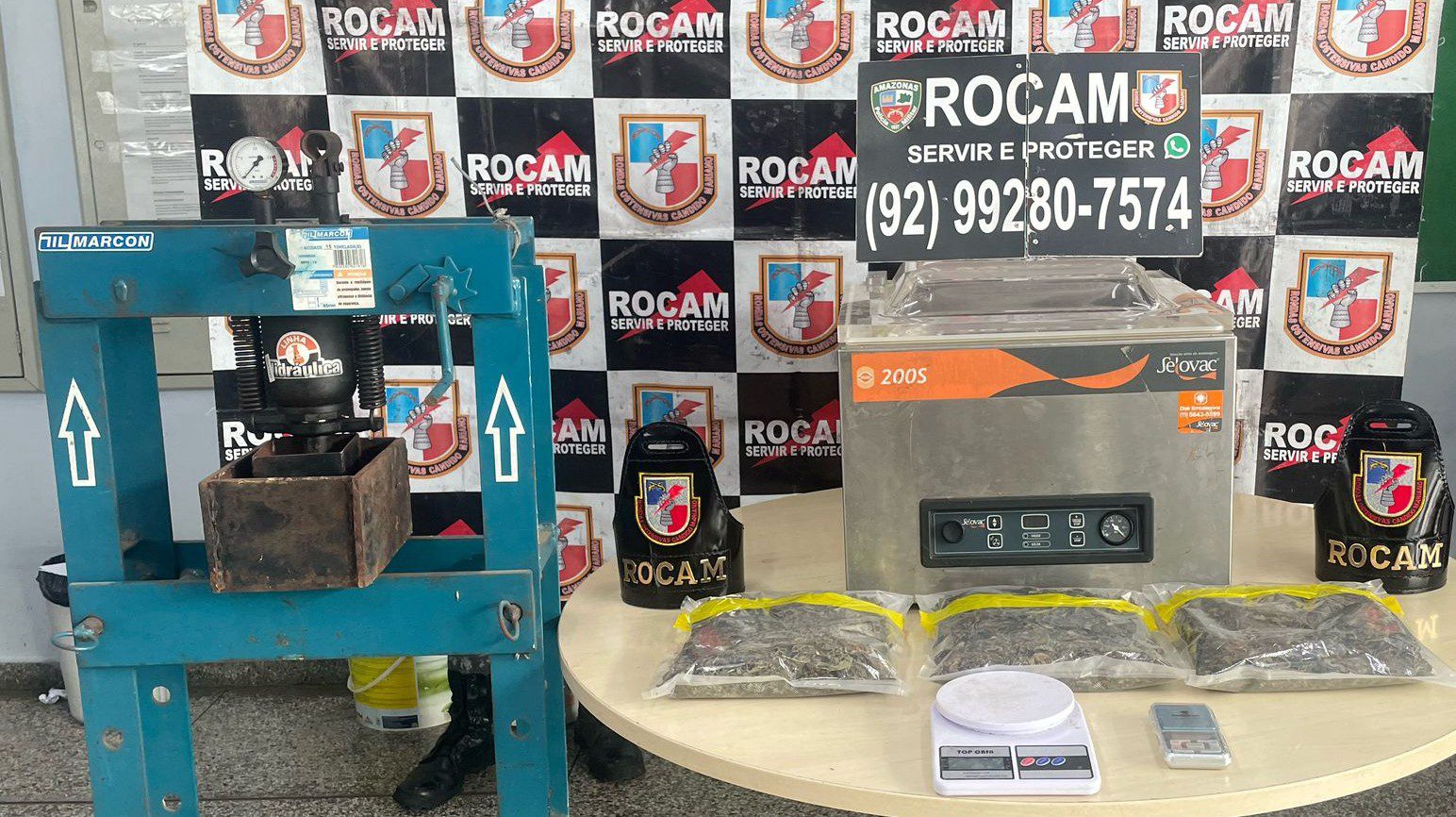 Polícia Militar do Amazonas apreende máquina de embalar drogas e três pacotes de maconha em Manaus