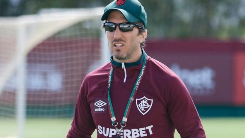 Zubeldía brinca sobre expulsões na chegada ao Fluminense
