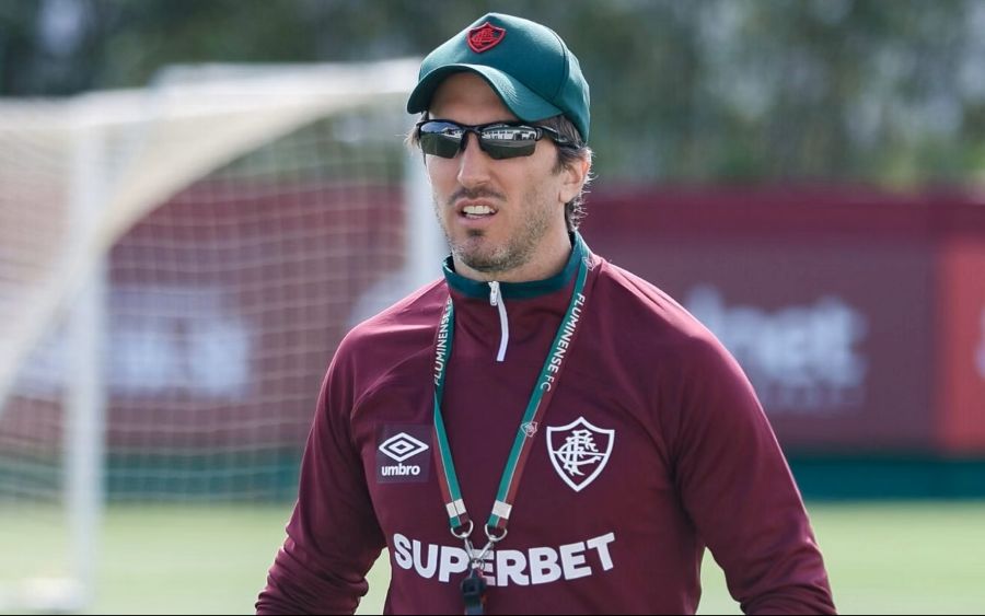 Zubeldía brinca sobre expulsões na chegada ao Fluminense