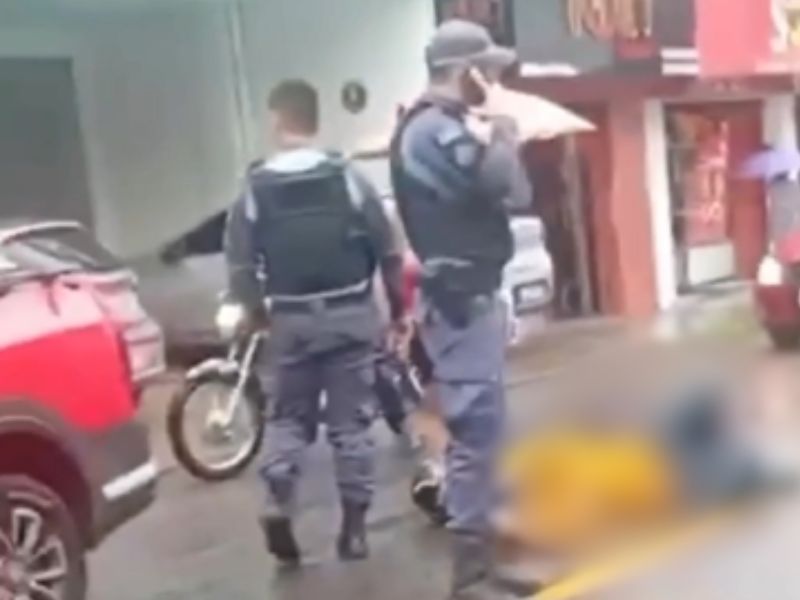 Acidente entre moto e carro ocorre no bairro Alvorada, em Manaus