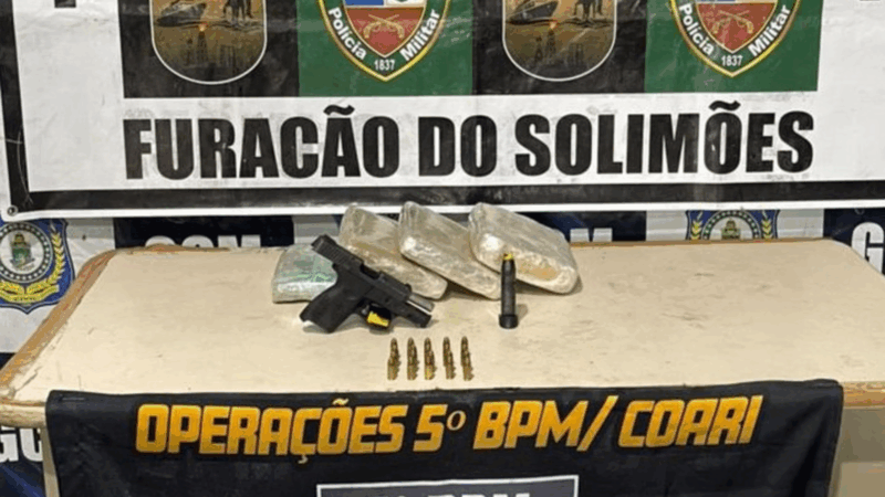Em plena madrugada, jovem é preso com arma e drogas escondidas em terreno no AM