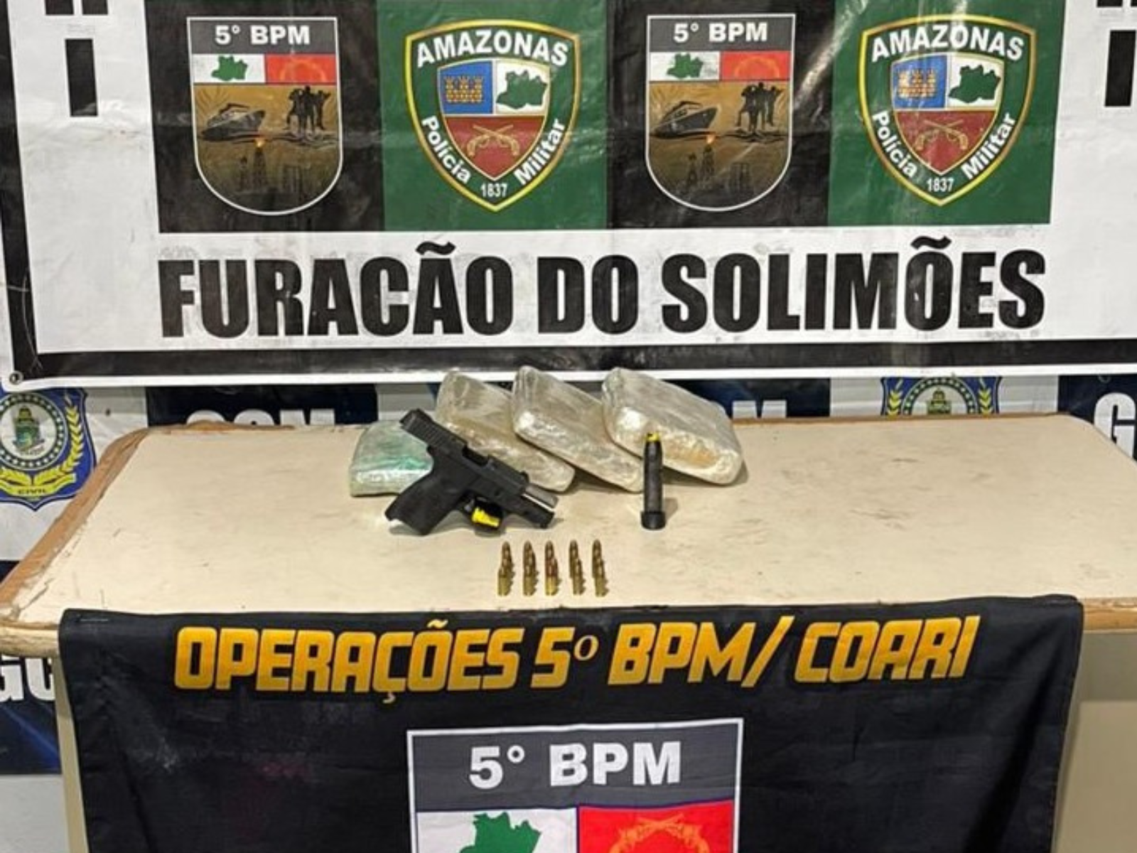 Em plena madrugada, jovem é preso com arma e drogas escondidas em terreno no AM